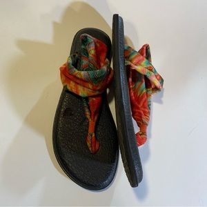 Sanuk yoga mat sling 2, size 11 tropical floral pattern, GUC see defect on sole